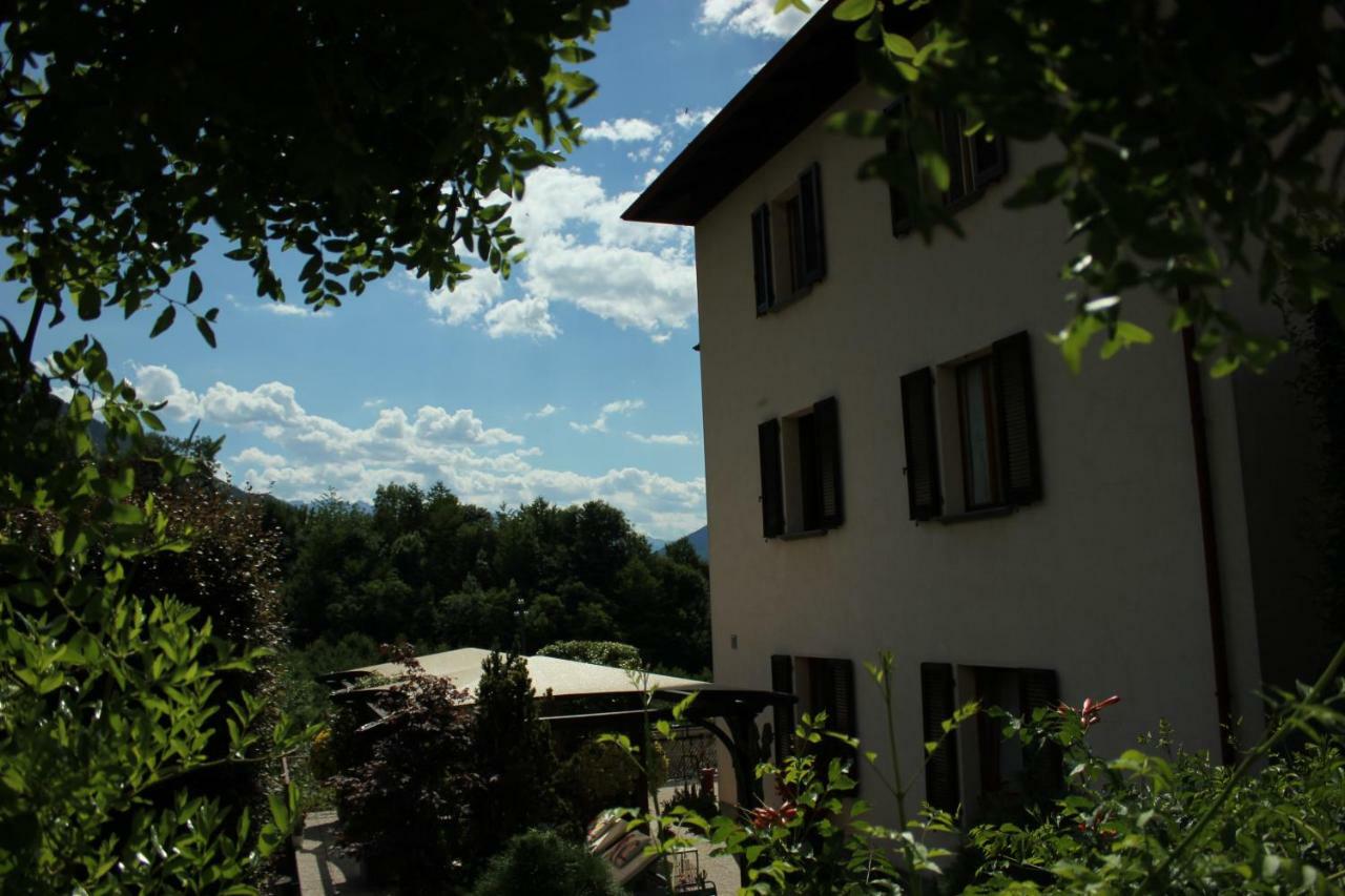 Villa La casa rosa Sernio Exterior foto